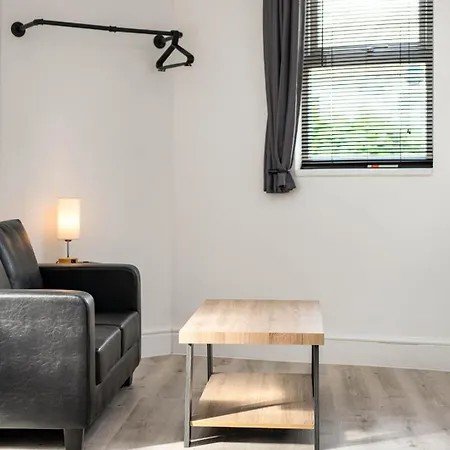 Charming Flat In Vibrant Redfield Bristol
